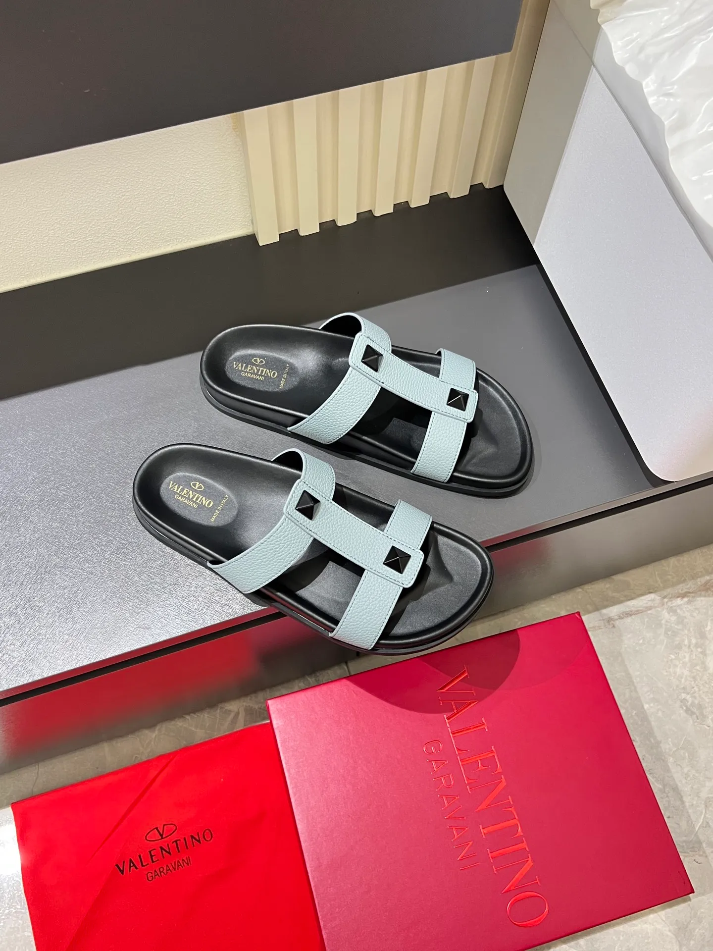 Men's shoes 💰p300 VALENTINO Men's 🧍‍♂️ Spring and summer new style metal logo flat slippers, elegant sandals, the same style worn by celebrities, original molding, imported calfskin. Rubber outsole. Soft and durable, full set of counter packaging size: 39-44 (.45.46 customized)